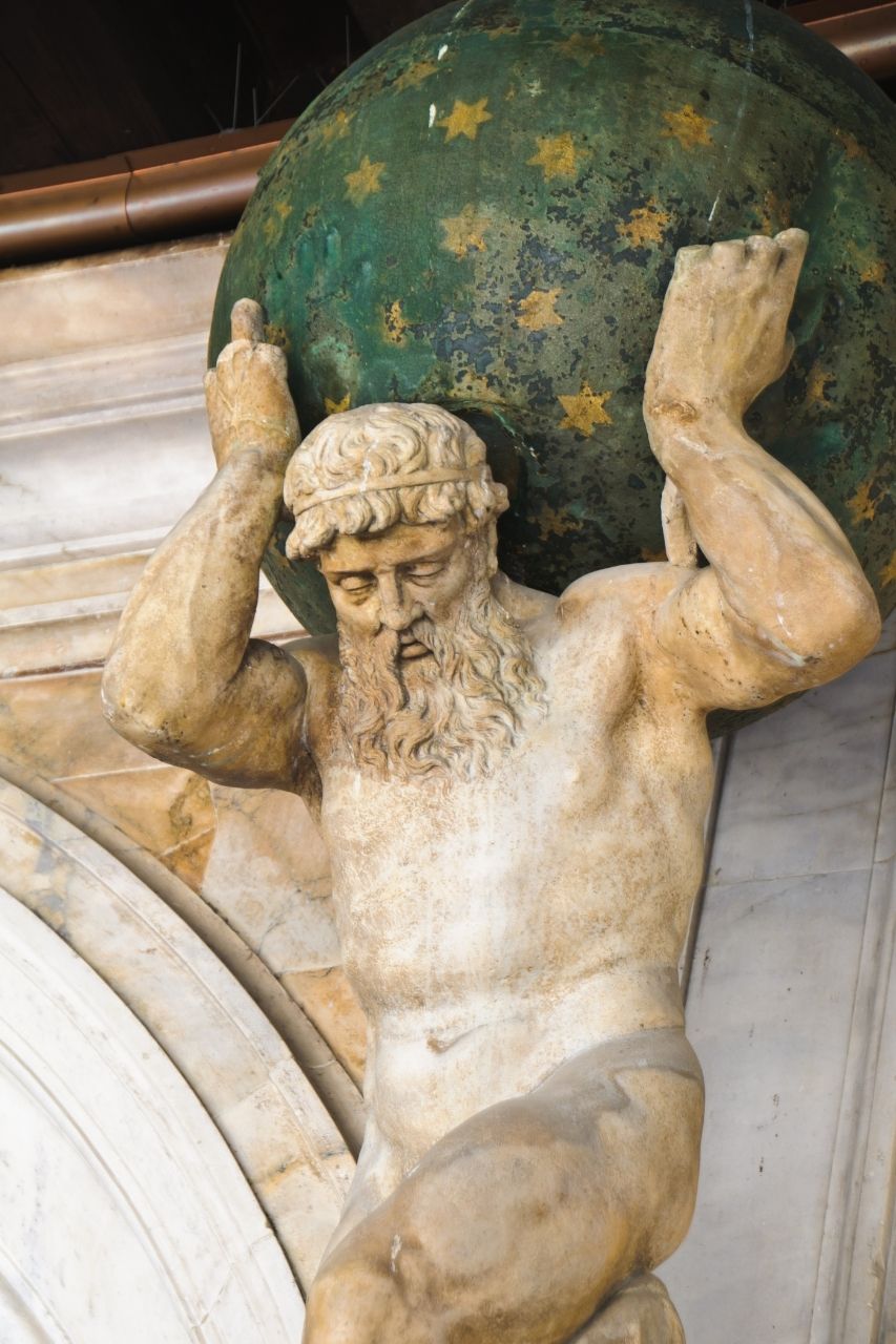 Statuo de Atlaso portanta la mondon en Romo