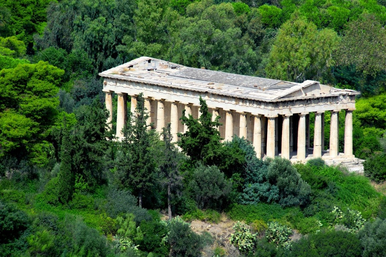 La templo de Hefesto, la greka dio de fajro kaj la forĝejo