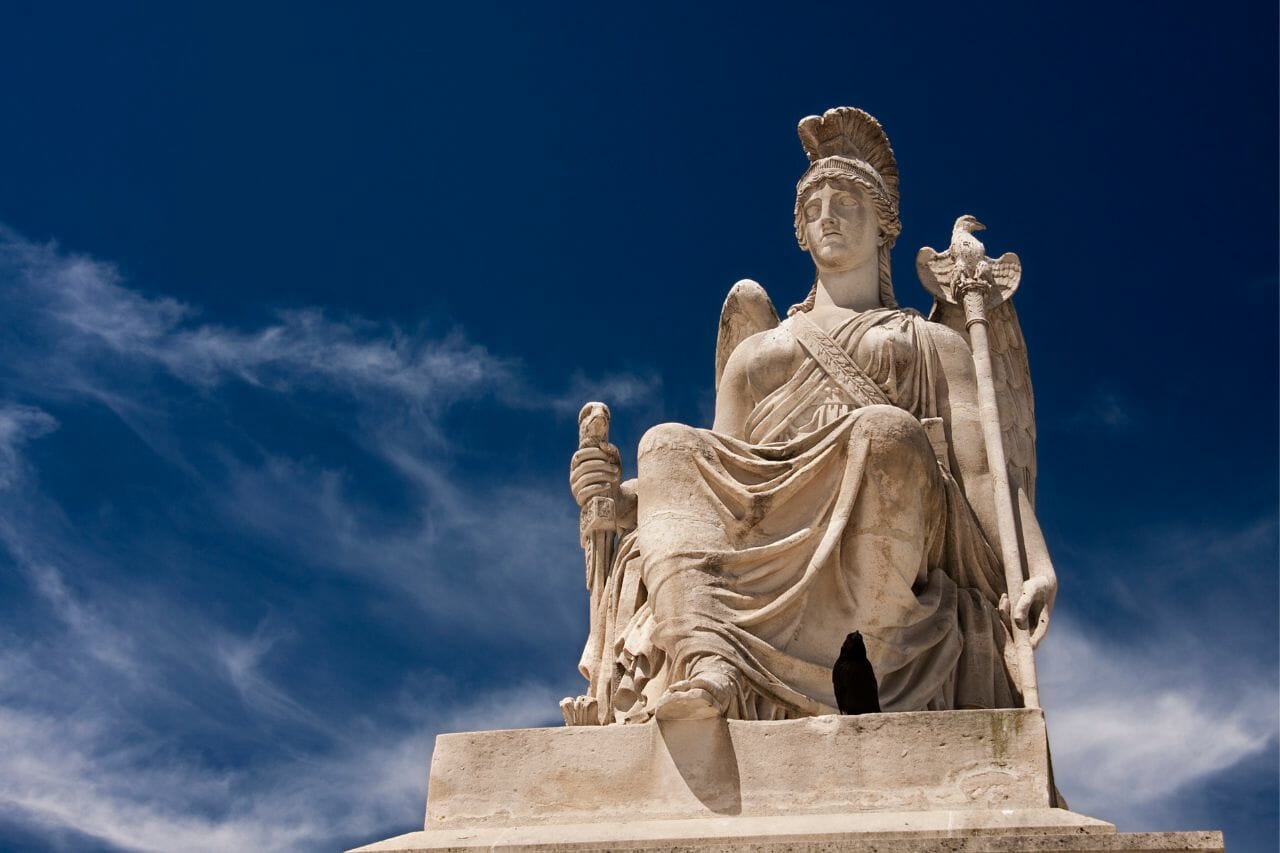 Atena kontraŭ Afrodito: Du Fratinoj de Kontraŭaj Ecoj en la Greka Mitologio