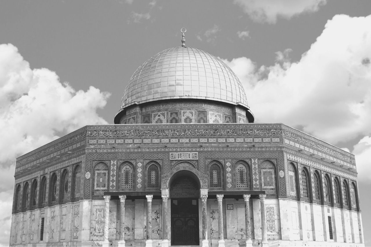 Ene de Moskeo: Ecoj kaj Rolo de la Plej Sankta Loko de Islamo