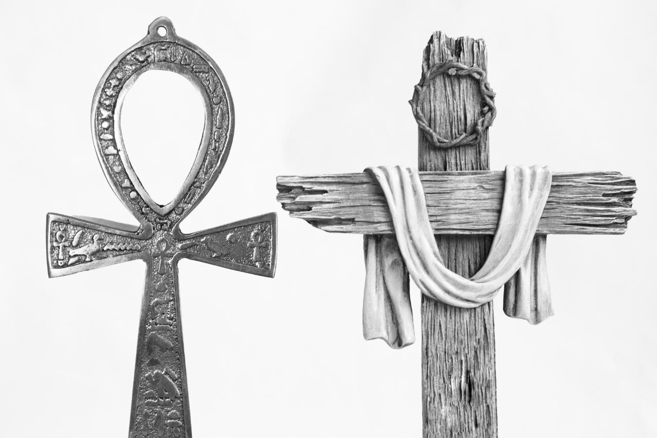 Ankho kontraŭ Kruco: Kiu el Tiuj Religiaj Simboloj Aperis Unue?