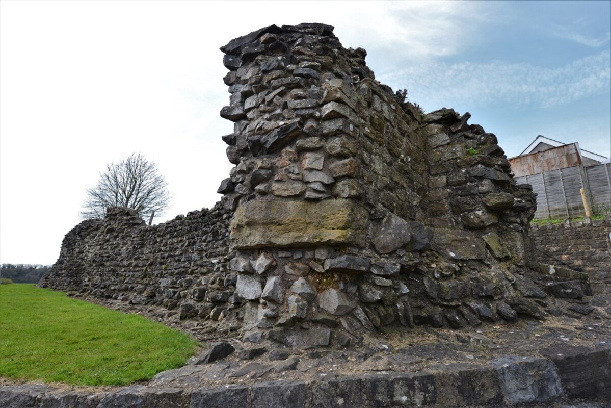 Iuj el la romiaj ruinoj de Caerwent, Gwent. Foto de Michael Garlick, CC-BY 2.0