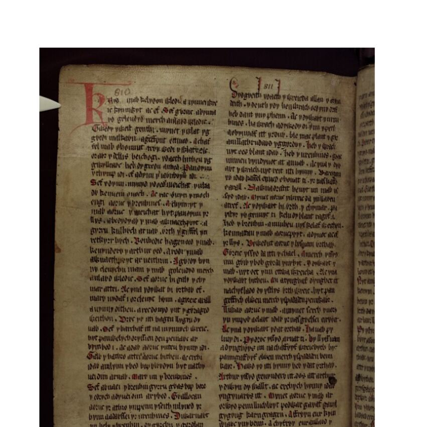 La unua paĝo de Culhwch kaj Olwen, la rakonto, kiu prezentas la onklojn kaj avon de Cydfan, de folio 200v de la Ruĝa Libro de Hergest, ĉ. 1400