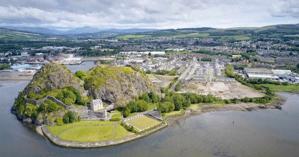 Dumbarton Rock, la centro de la reĝlando Alclud, kie Reĝo Arturo lasis Hoel