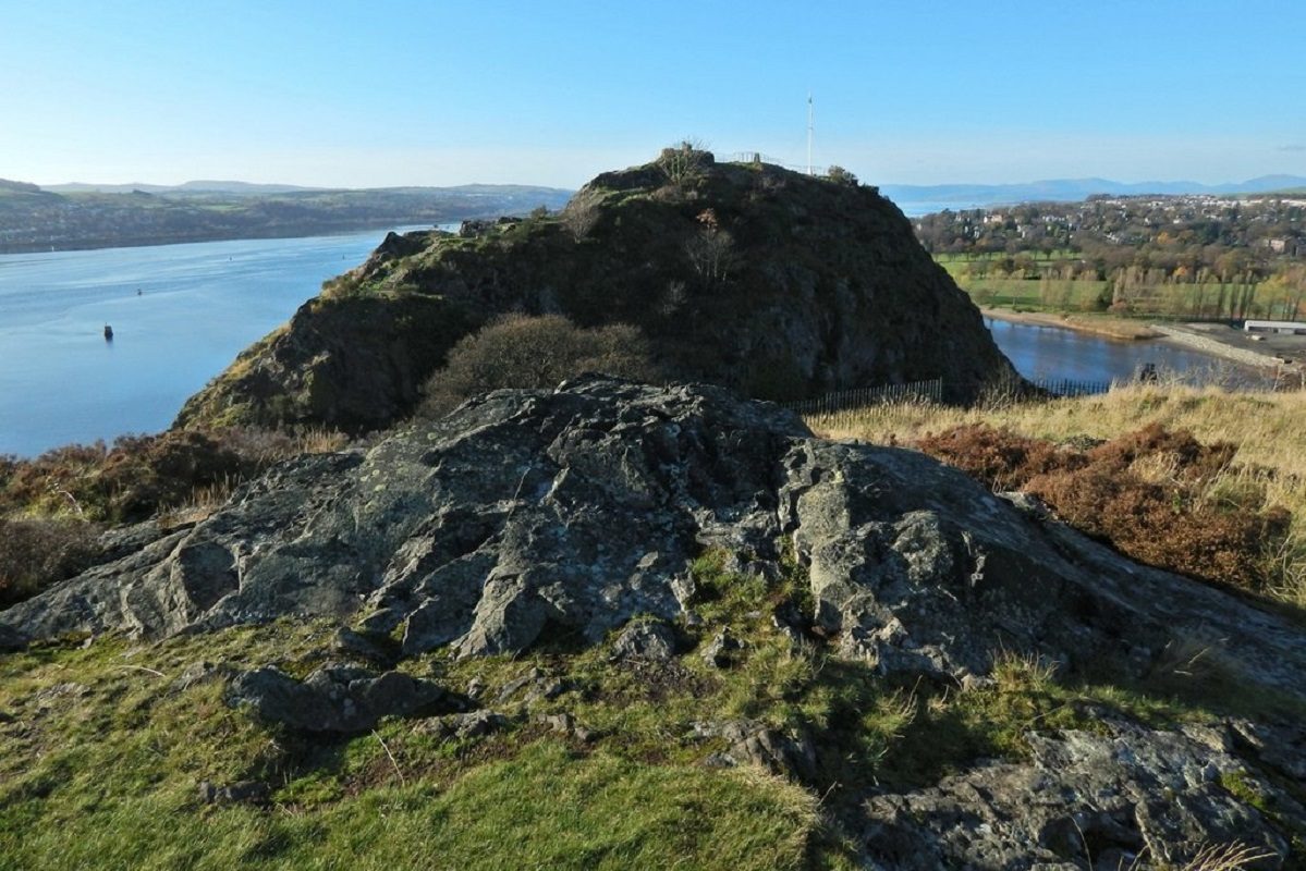 Dumbarton Rock, kie Uther iris por ‘aranĝi la aferojn de tiu provinco’. Foto de Lairich Rig, CC-BY 2.0