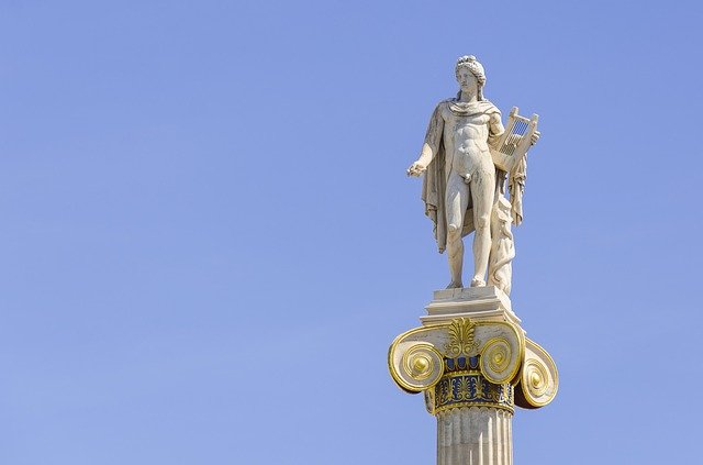 Skulptaĵo de Apolono, unu el la dioj en la Iliado kiuj subtenis Trojon