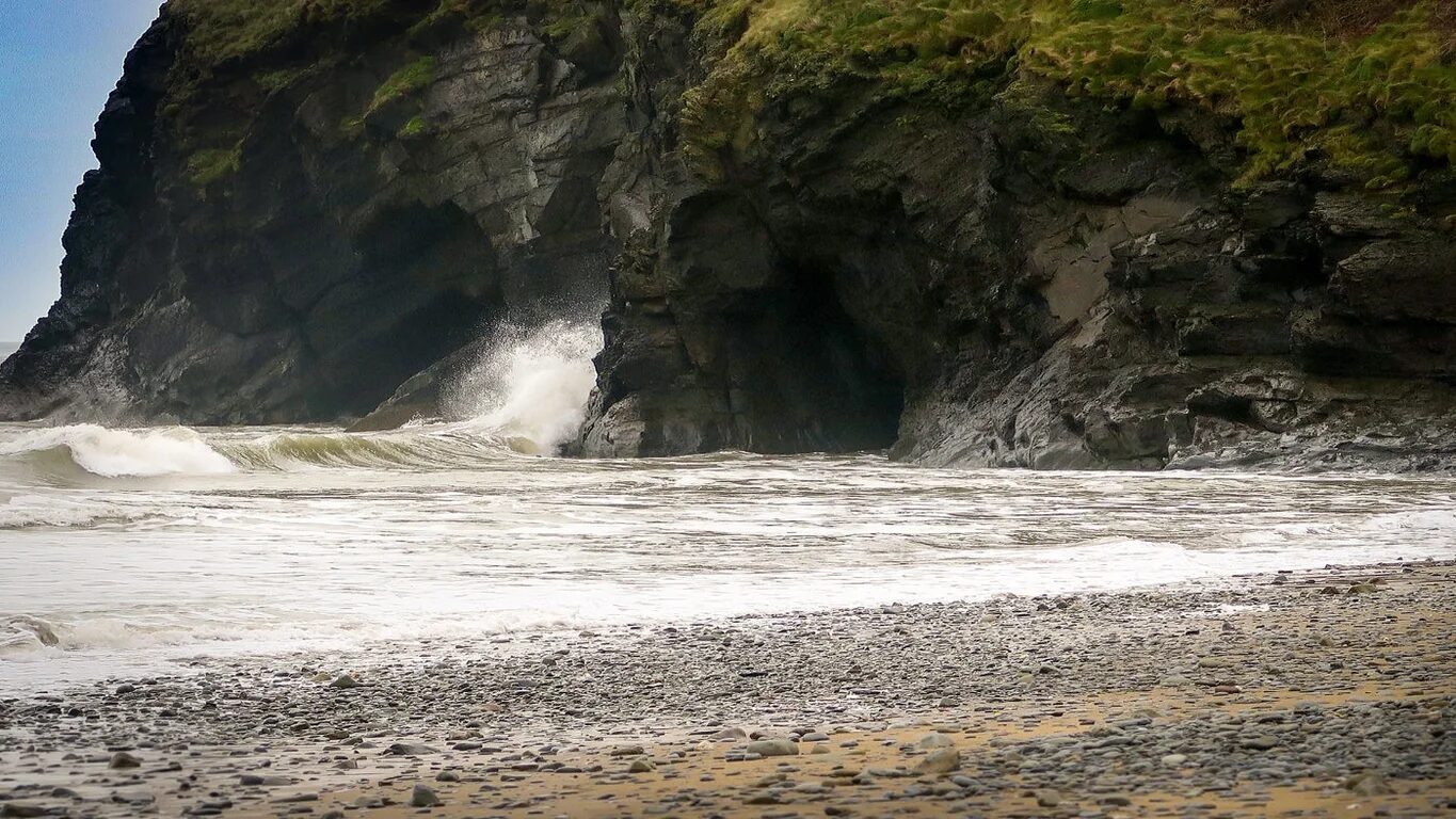 Plaĝo Penbryn ĉe Llanborth, la verŝajna loko de Llongborth