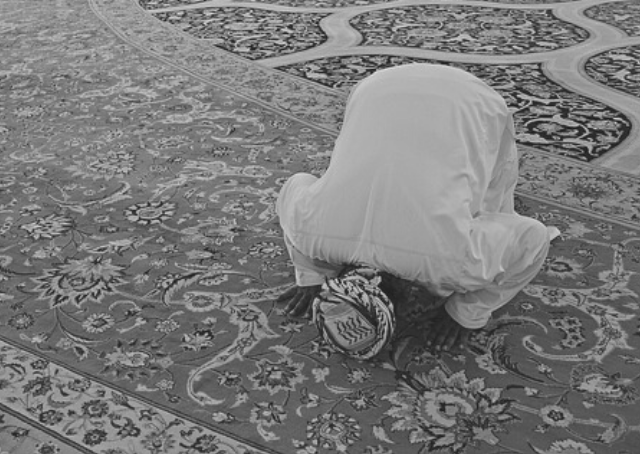 Viro konvertiĝanta al islamo