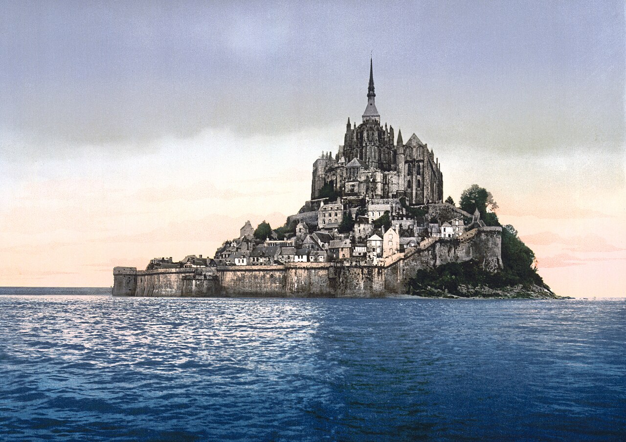 Mont-Saint-Michel, Bretonio, Francio, kie la giganto tenis la nevinon de Hoel kaptita