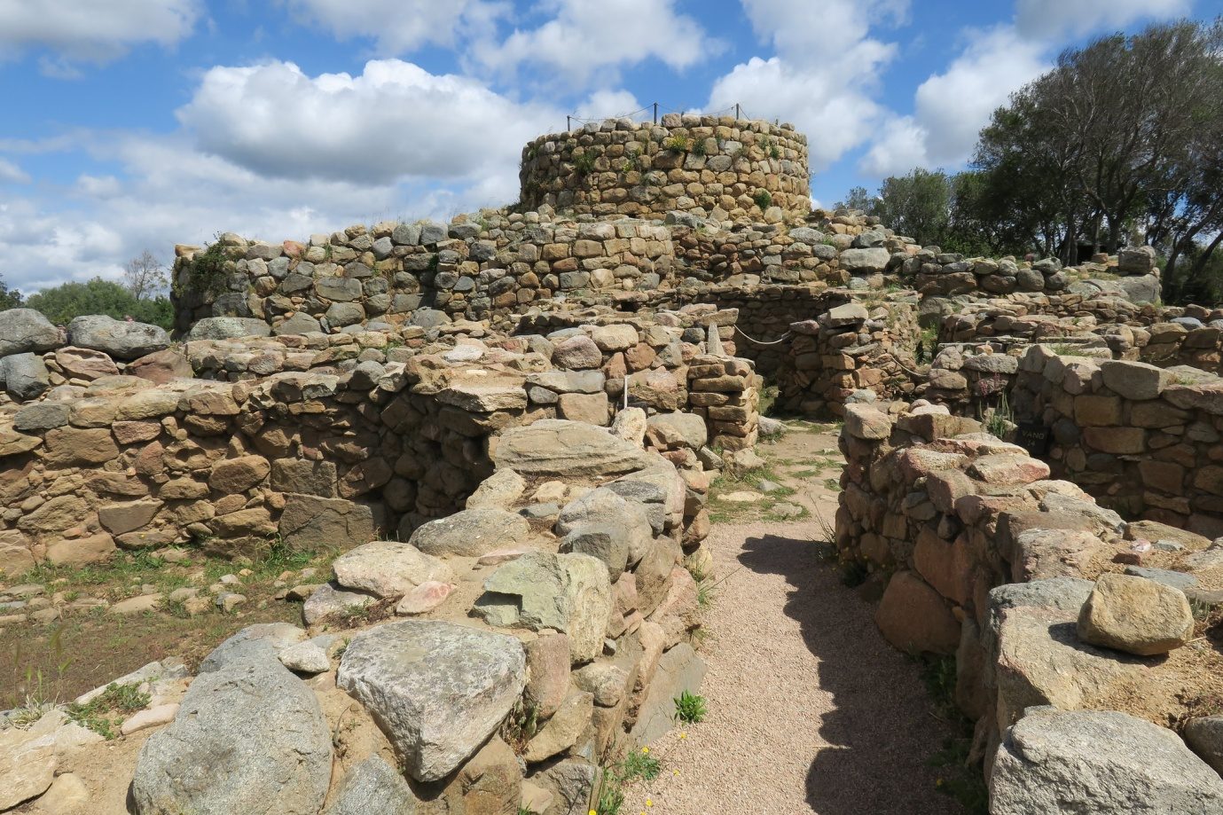 Ruinoj de la nuraga civilizo sur Sardio. Foto de Rolf Dietrich Brecher, CC-BY 2.0