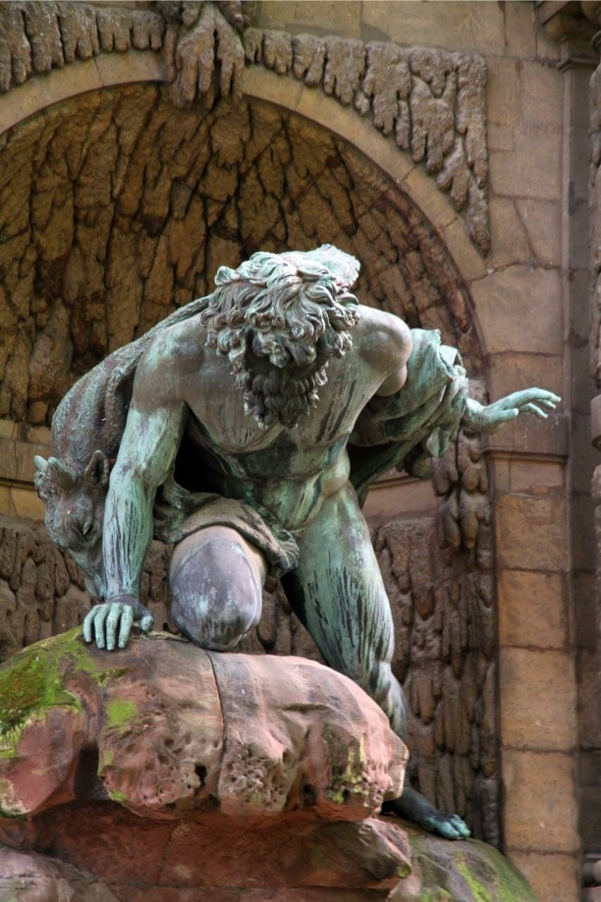 Antikva statuo de Polifemo la Ciklopo el la greka mitologio