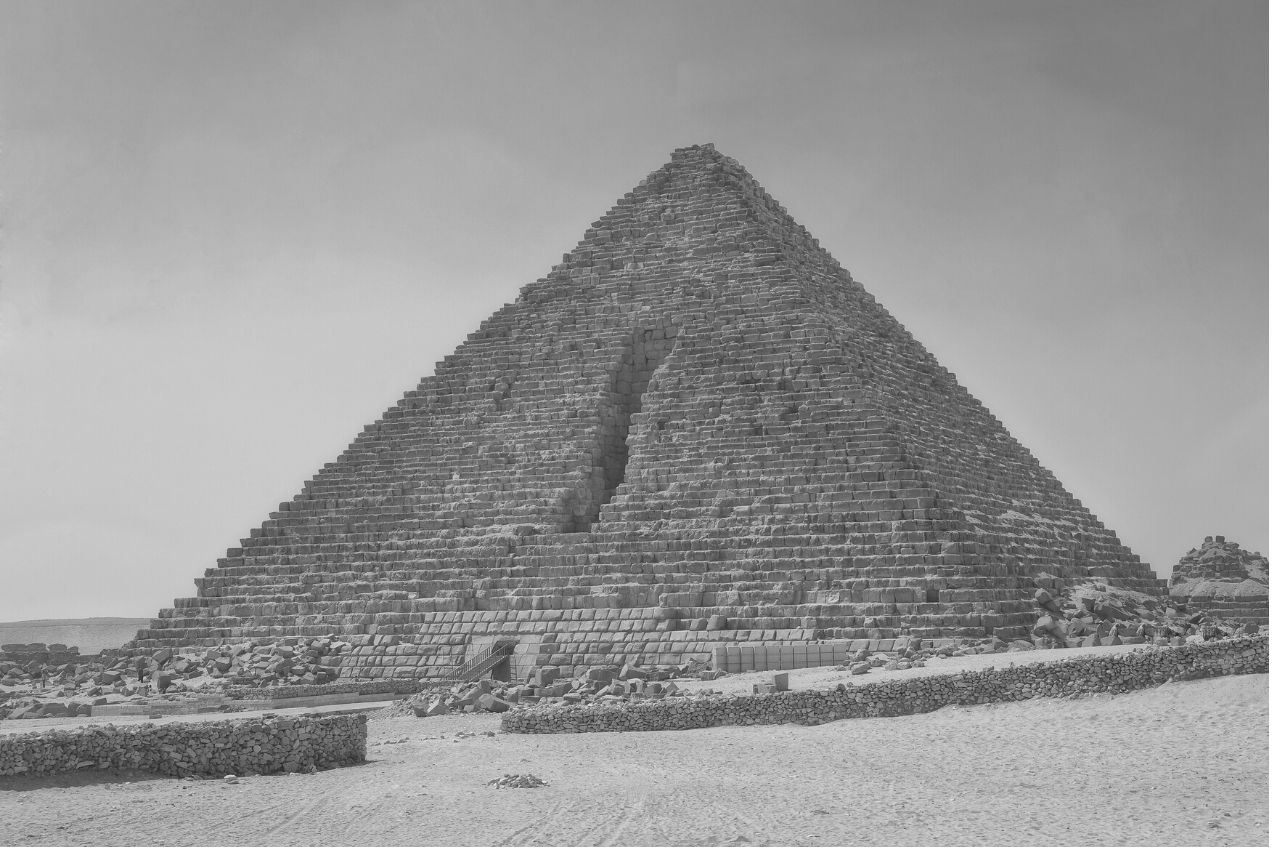 Piramido de Menkaure: Tombo de Faraono Kaŝas Multajn Misterojn