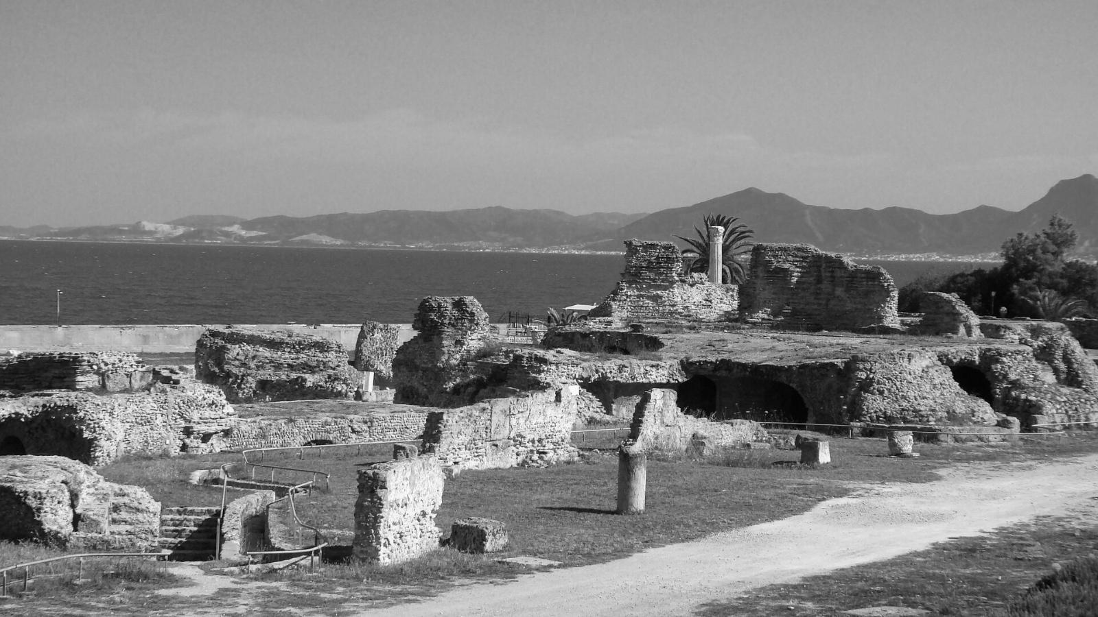 Ruinoj de la fenicia haveno de Kartago