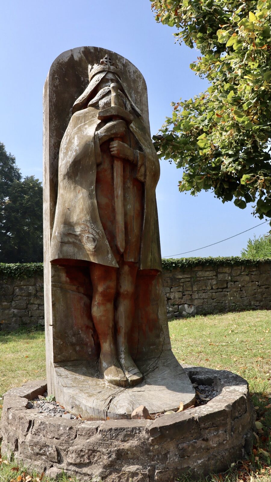 Ligna skulptaĵo de Tewdrig, la reĝo, kiu forpelis Reĝon Maxentius, Preĝejo de Sankta Tewdric, Mathern, Kimrio