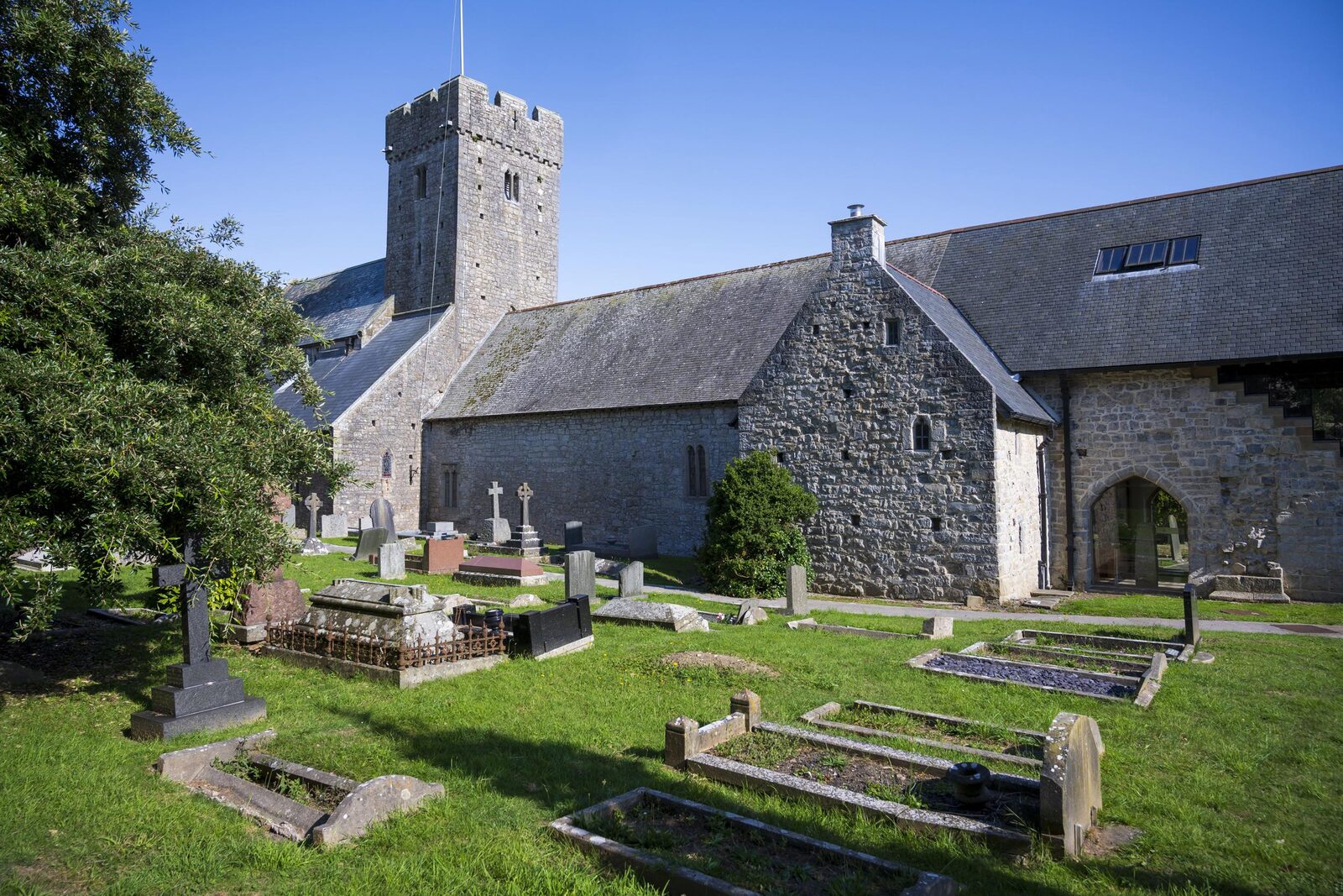 Llanilltud Fawr, la loko de la populara religia lernejo de Illtud